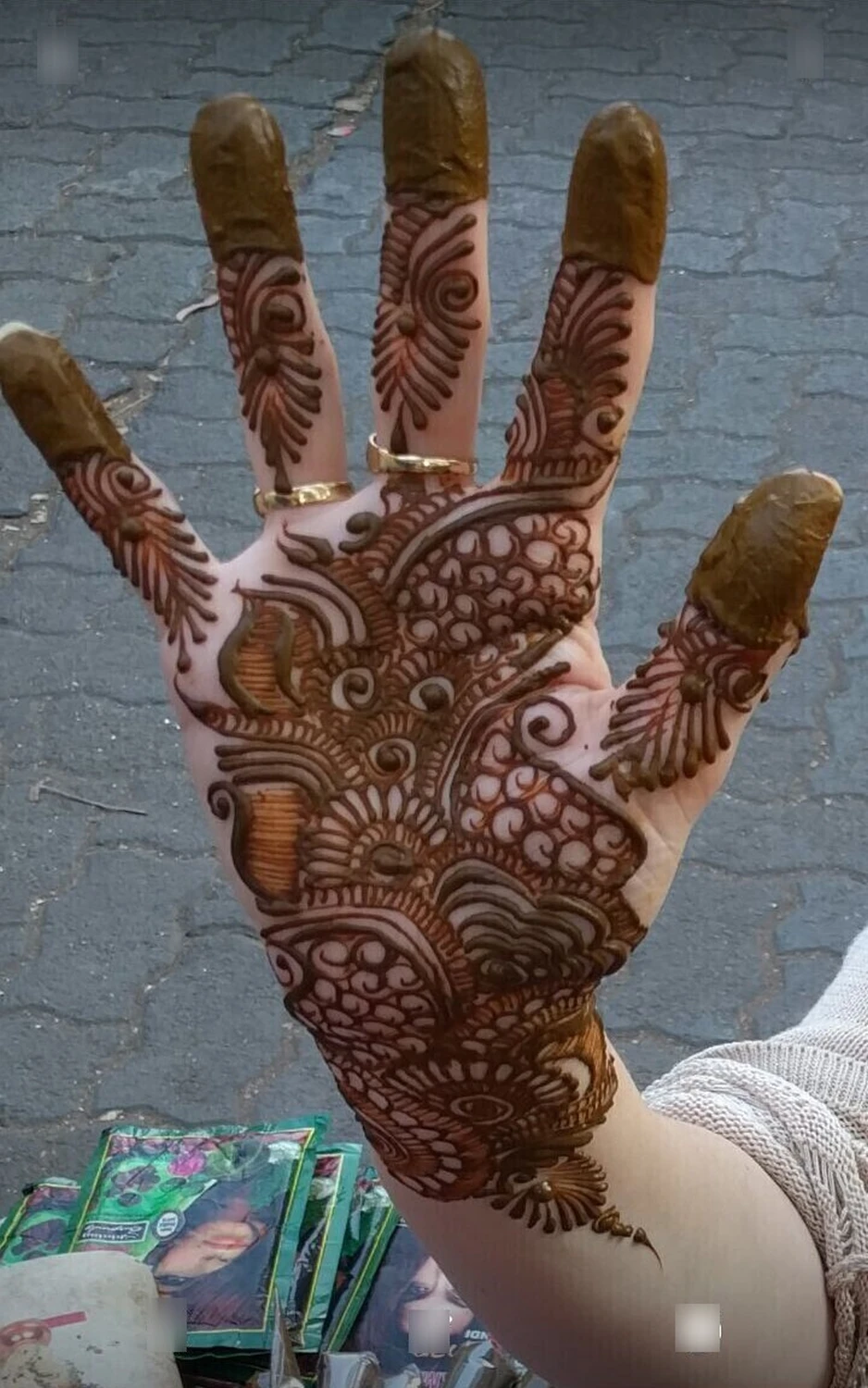 Mehandi auf ihren Händen von MAGIC TAROT