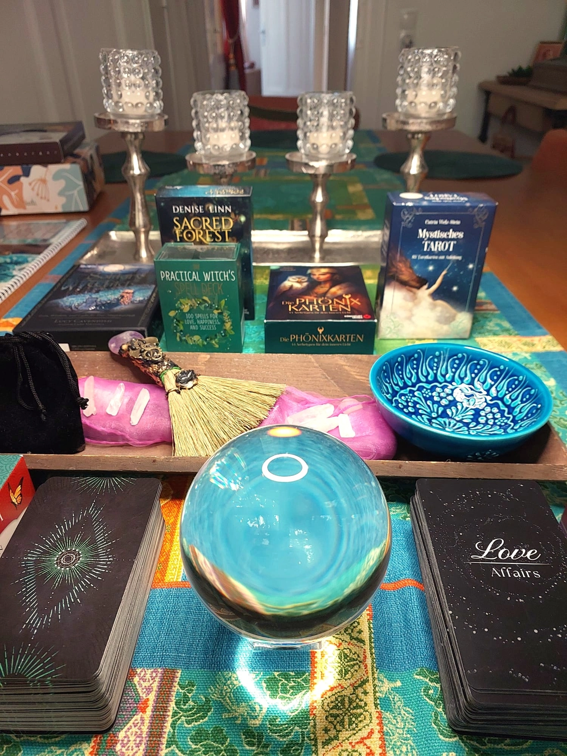 Die Magie der Tarotkarten in den Händen von Frauen von MAGIC TAROT